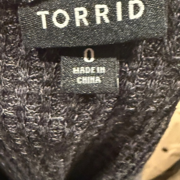 Torrid Black Grey Crew Neck Long Sleeve Top with cuffed hem Size 0 - Picture 4 of 5
